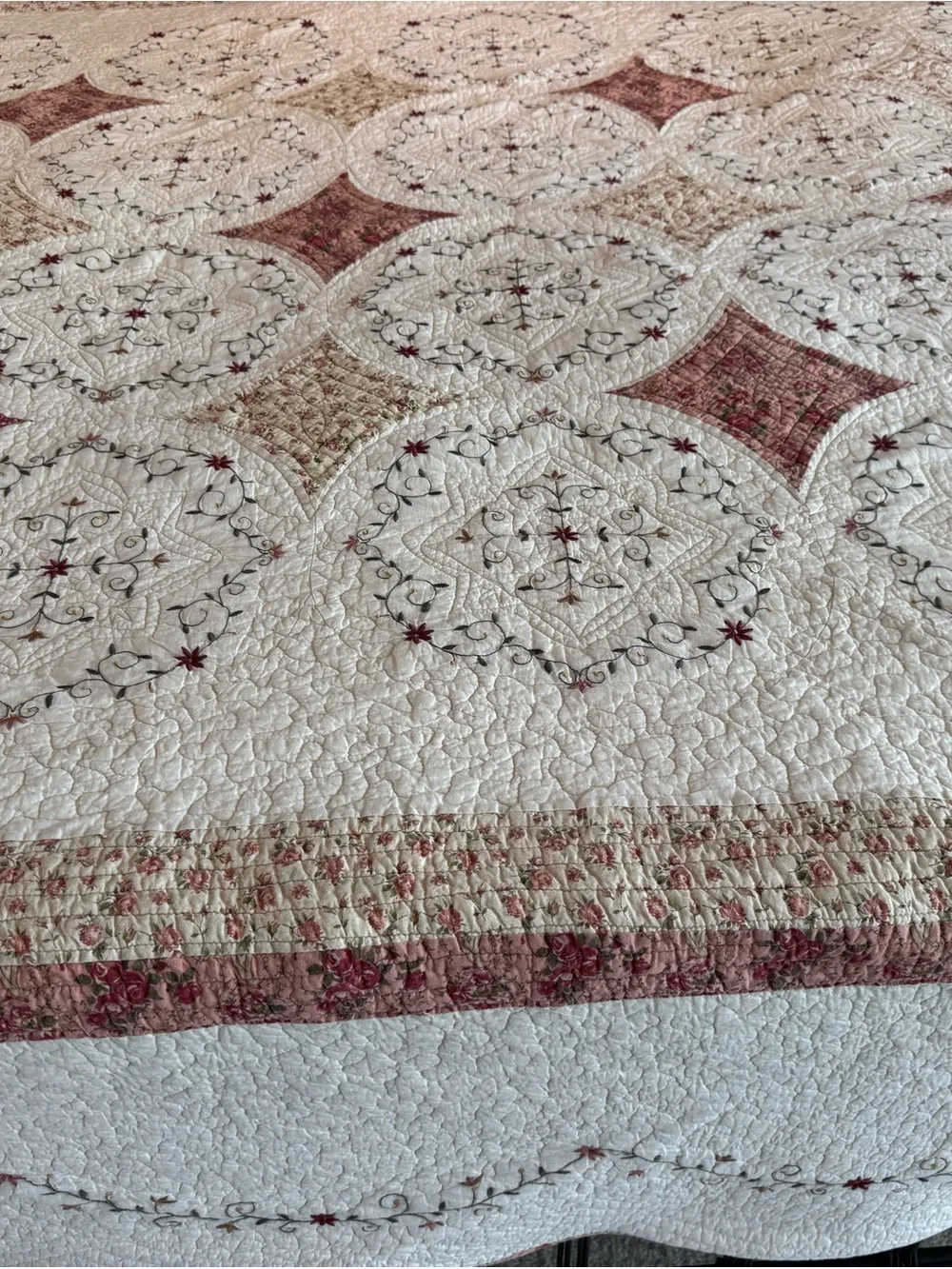 JC Penney 100% Cotton White/Dusty Rose Cal King+ Quilt Two Shams Floral Cottage